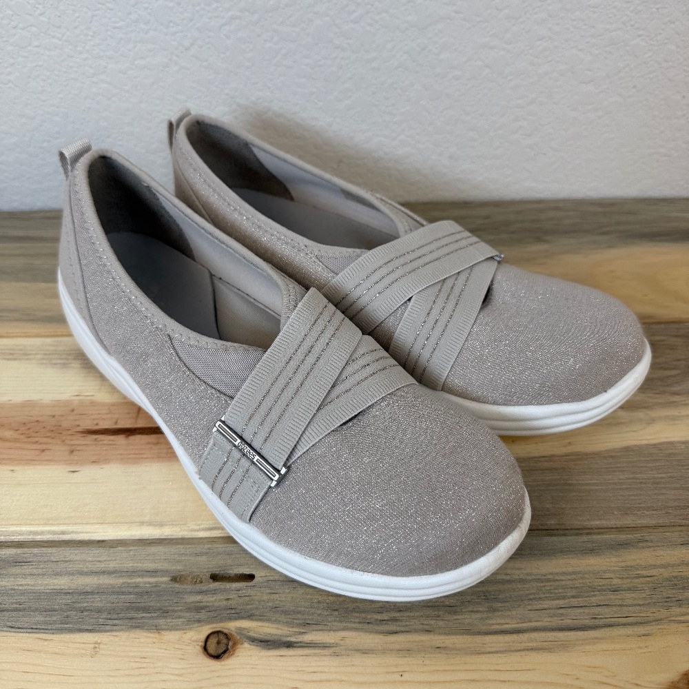 Bzees Slip On NICHE III Light Gray Sparkle Elastic Band Sneaker Size 8.5